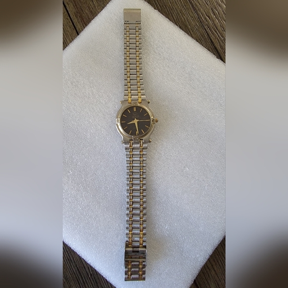 Vintage Gucci Two Tone Watch Japan MOVT - Picture 2 of 6